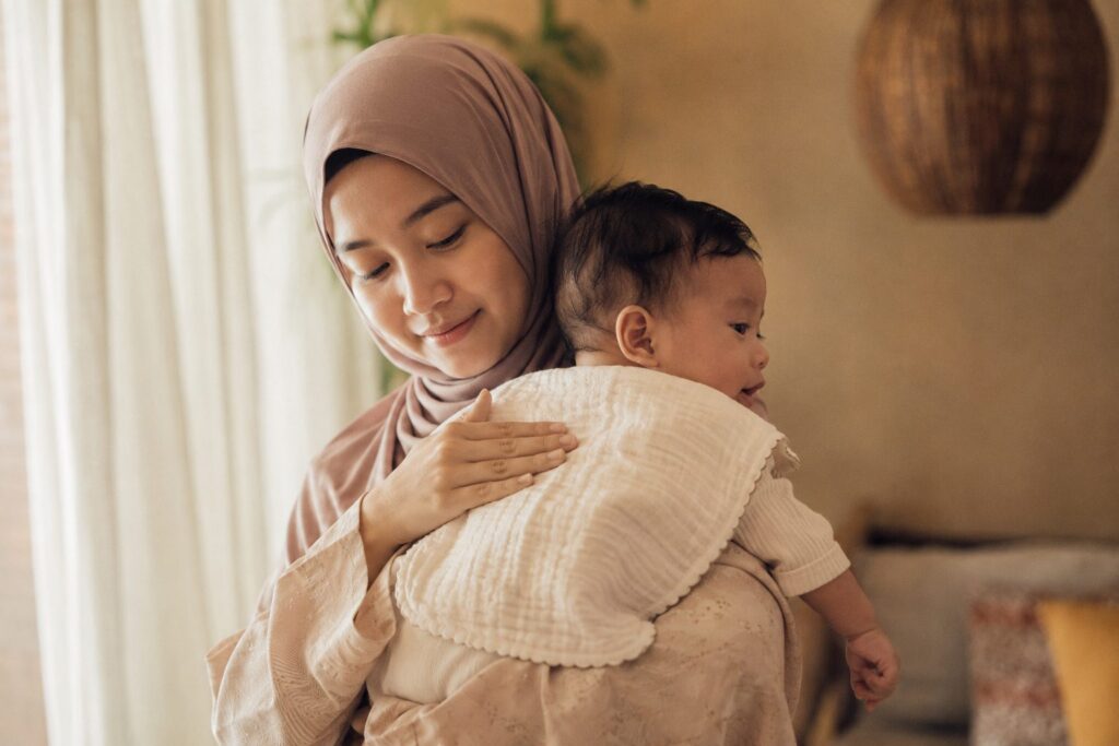 Cara Sendawakan Bayi (Burping): 3 Teknik Mudah & Berkesan